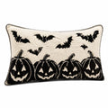 Cojín rectangular 50 x 30 cm de tejido texturizado negro y crema con calabazas decorativo
