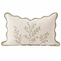Cojín decorativo rectangular 50 x 30 cm tejido beige con bordado vegetal y ribete verde estilo natural